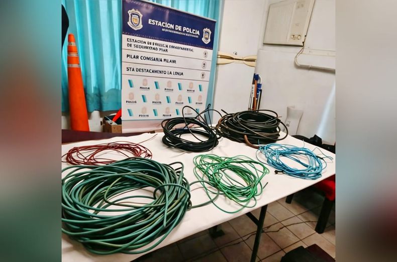 En poder del sujeto se secuestraron 250 metros de cables.&nbsp;