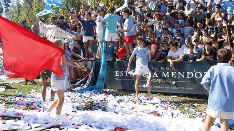 PASIÓN. Los hinchas de Sanpa colmaron las tribunas y llenaron de cintas y papelitos..