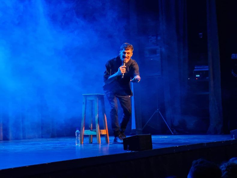 Julián Bellese llenó de risas el Teatro Gran Pilar con su show de stand up Casi adulto.