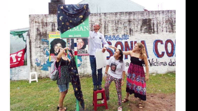 La familia de Sonia Colman descubrió el cartel que bautizó al pasaje..