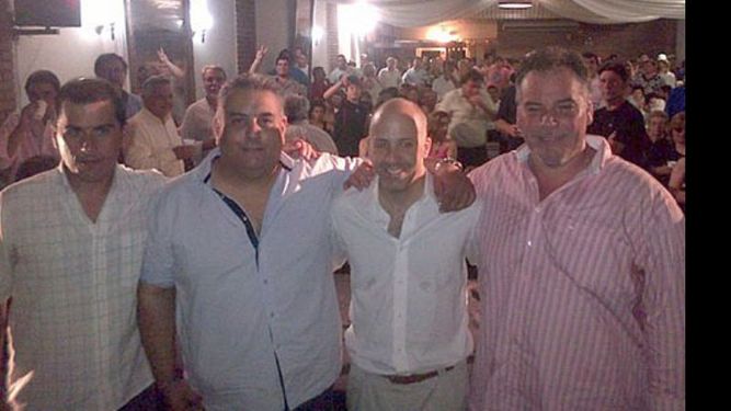 MIL PALABRAS. Ducoté, entre Girado y Trindade, en el brindis de fin de año..