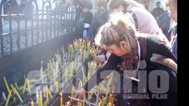 Cientos de fieles dejaron sus ofrendas al santo del pan y trabajo..