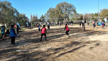 ACCIÓN. El Beach Vóley se llevó adelante en las canchas del polideportivo.