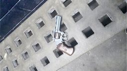 Esta mañana había un arma en el banco de la estación de San Miguel, llamo al 911 y en eso que me atienden vino un pibe que la agarró y salió corriendo. Espero lo hayan detenido. Cesar Wiedemann / @cesarw_ok..