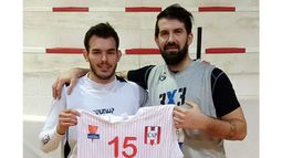 LA NUEVA. Gonzalo Gomes y Sebastián Sevegnani con la camiseta del Rancho..