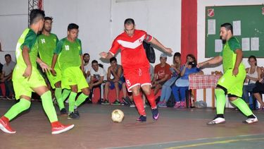 Ale Díaz, acá rodeado de jugadores rivales, marcó el gol del triunfo..