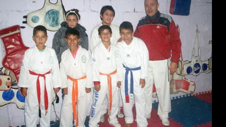 Grupo de alumnos que participó en el certamen, junto a Juan Carlos Rossi..