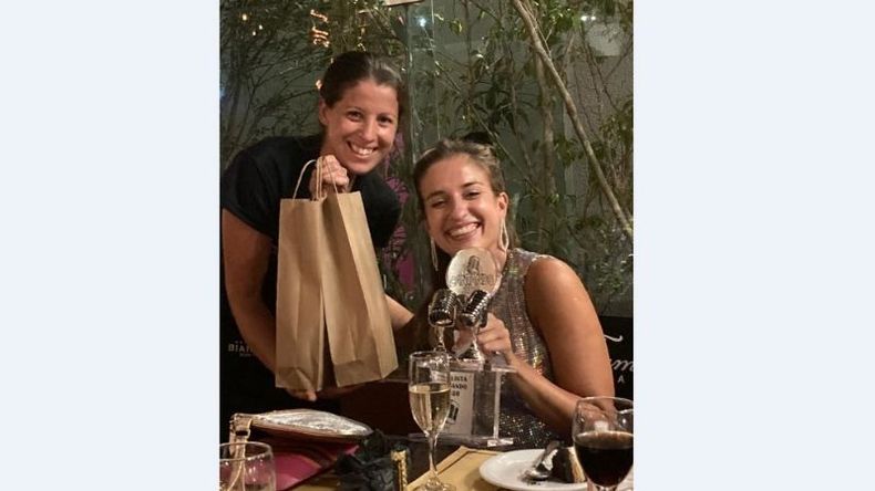 Manuela, feliz con su premio en Tinto y Soda..