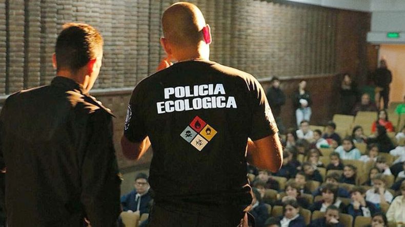 CONCIENCIA VERDE. La Policía Ecológica dio una charla para estudiantes..