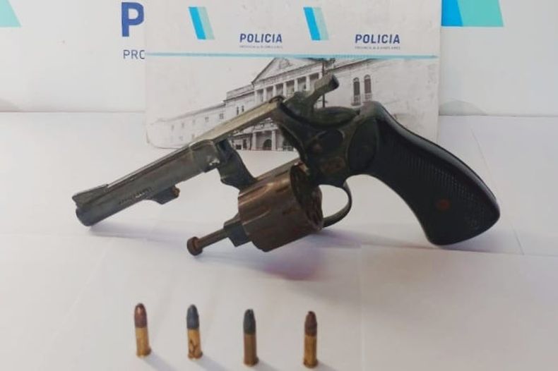 El detenido tiene 18 años y en su poder llevaba un revólver calibre 22.&nbsp;