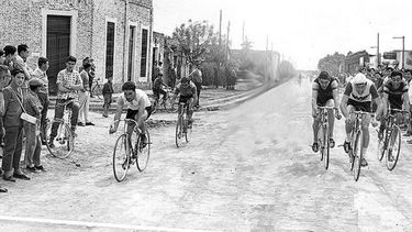 Las competencias de ciclismo llamaban la atención de toda la comunidad, que se volcaba a las calles para seguirlas con atención, como lo demuestra esta imagen tomada en Derqui en 1958..