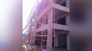 El hombre de 41 años cayó de la terraza de un edifico en construcción de dos pisos. .