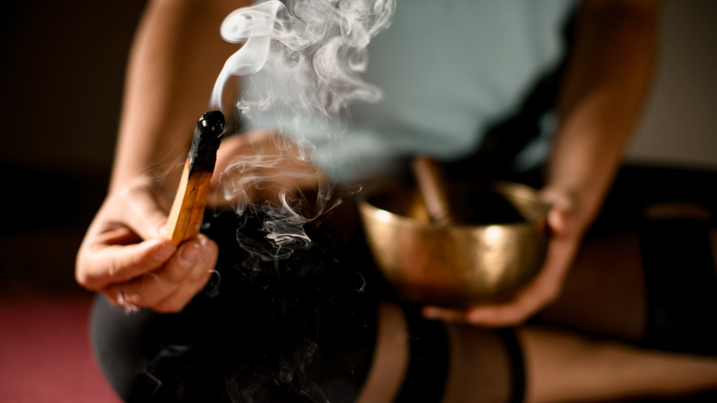 El palo santo y el sándalo atraen la prosperidad. (Getty Images)..png