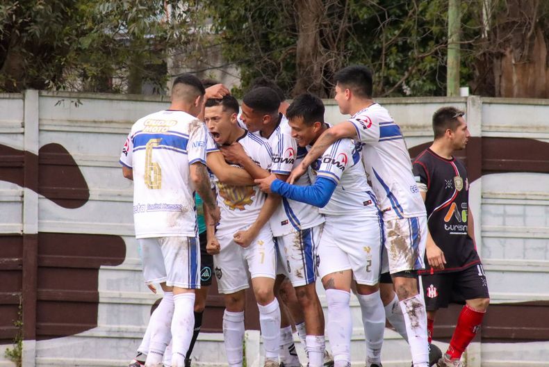 SUEÑAN. Valenzuela (7) grita el gol rodeado por sus compañeros para seguir en la pelea.