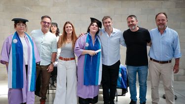 DIPLOMAS. Achával acompañó a las nuevas enfermeras recién recibidas.