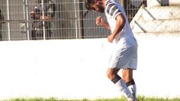 PUÑO CERRADO. Arricau anotó por duplicado ante Dock Sud..