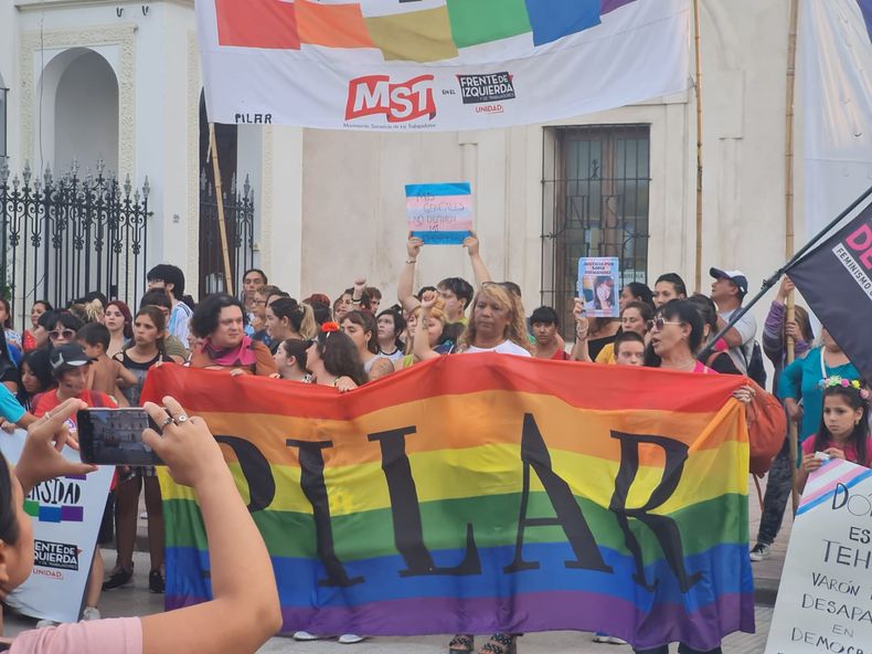 RECLAMO. La marcha llegó a la plaza, donde hizo escuchar sus consignas.&nbsp;