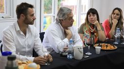 MESA. Alberto Fernández, en el local del Frente Pilarense, rodeado por Achával, Portos y Beláustegui..
