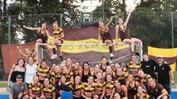 FIESTA. El plantel de Belgrano festeja el título en segunda.