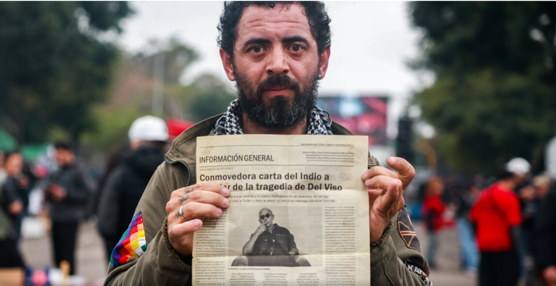 Mito Tabarez con el recorte de El Diario en el que se cuenta la historia de la cartanbsp