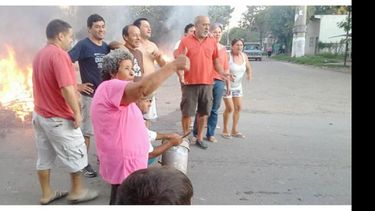 MANUEL ALBERTI. Los vecinos hicieron un piquete sobre la avenida Hipólito Yrigoyen luego de dos días sin servicio eléctrico..