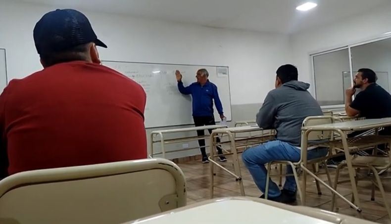 CLASE. El curso se dicta en las aulas del Instituto Atlético.