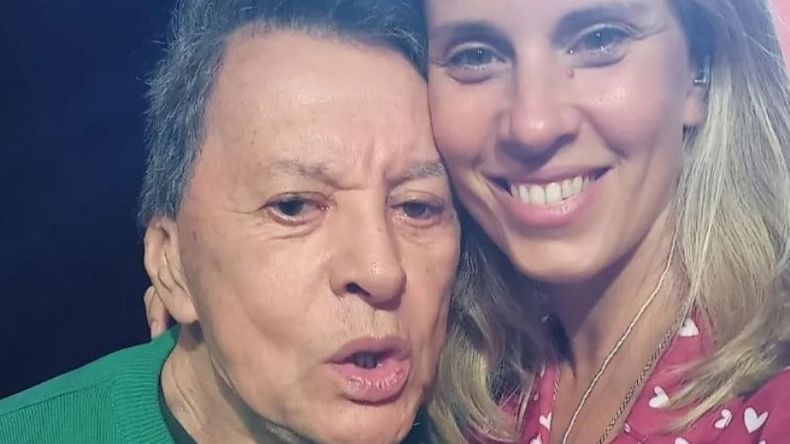 La cantante pilarense Eleonora Barletta, corista de Palito Ortega, junto a Rey en el reciente show ofrecido en Punta del Este..