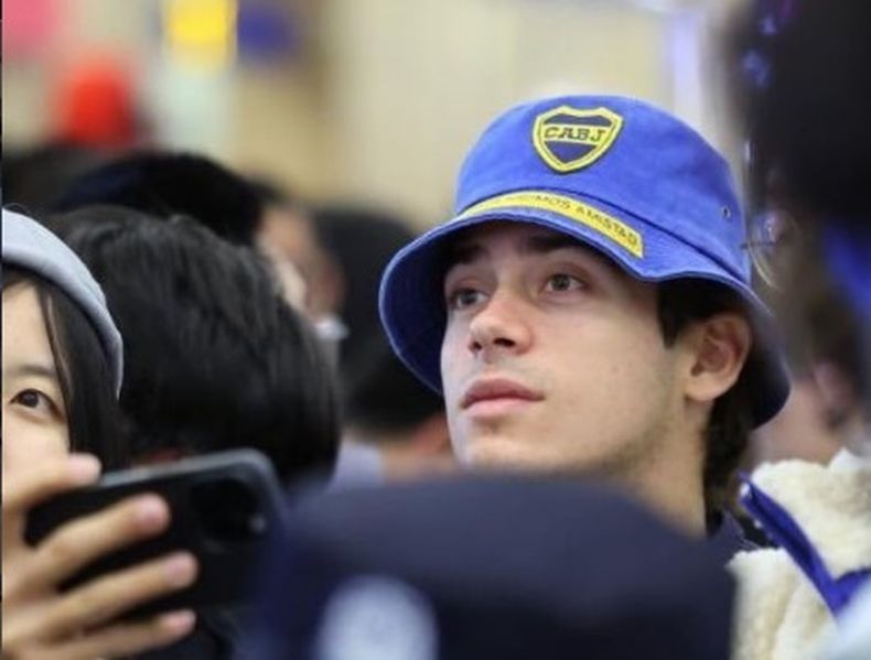 Franco Colapinto y su piluso de Boca Juniors en China.
