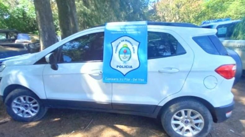 En el fondo del domicilio se encontró un vehículo robado y autopartes. .