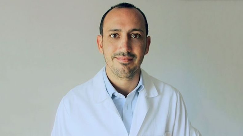 DOCTOR. Contreras asegura que la intervención “le cambia la vida a los pacientes”..