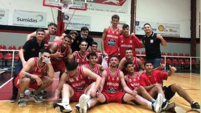 FELICIDAD. Los juveniles de Atlético festejan el gran triunfo en Chivilcoy..