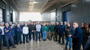 CHARLA. Achával dialogó con los trabajadores sobre el modelo productivo que propone.