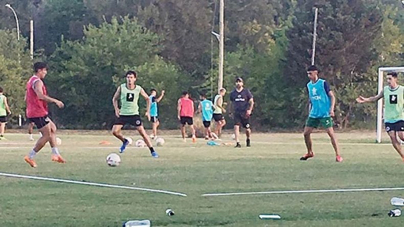 REDUCIDO. Los jugadores trabajaron con pelota en el primer día de entrenamiento. (FOTO: MIGUEL TREZZA)..