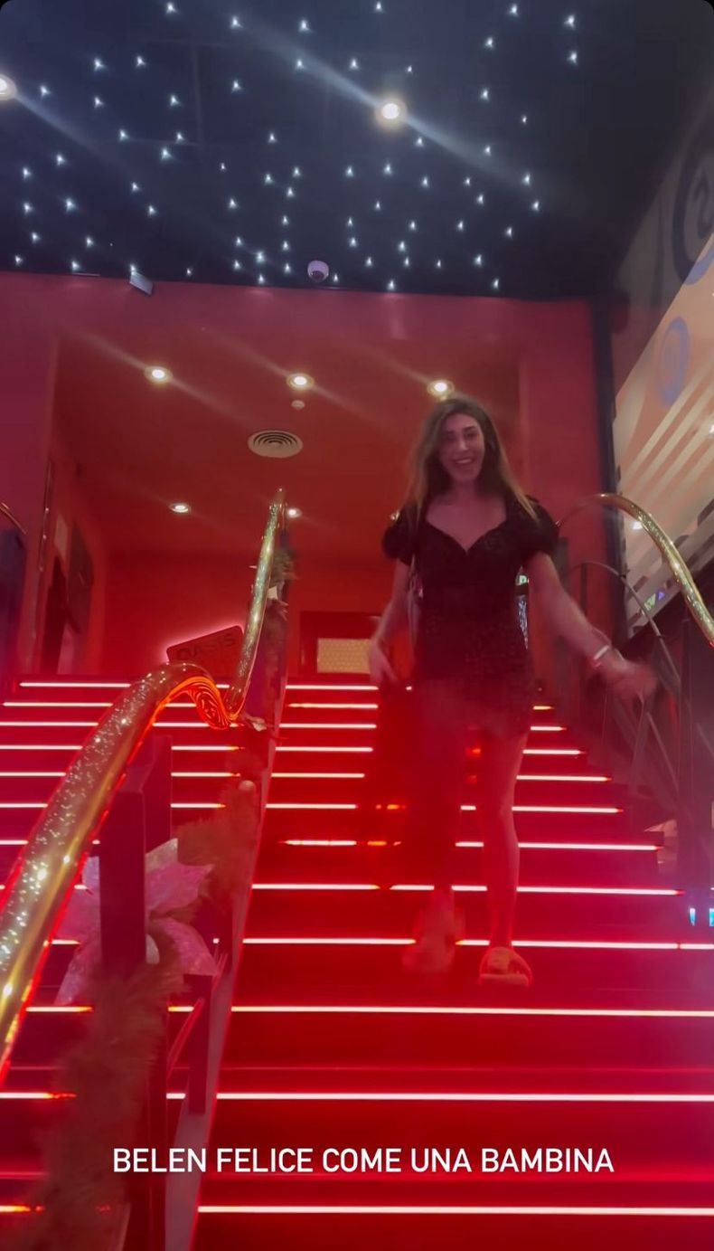 Belén Rodríguez se animó a cantar en el Bingo Oasis durante sus vacaciones en Pilar.&nbsp;