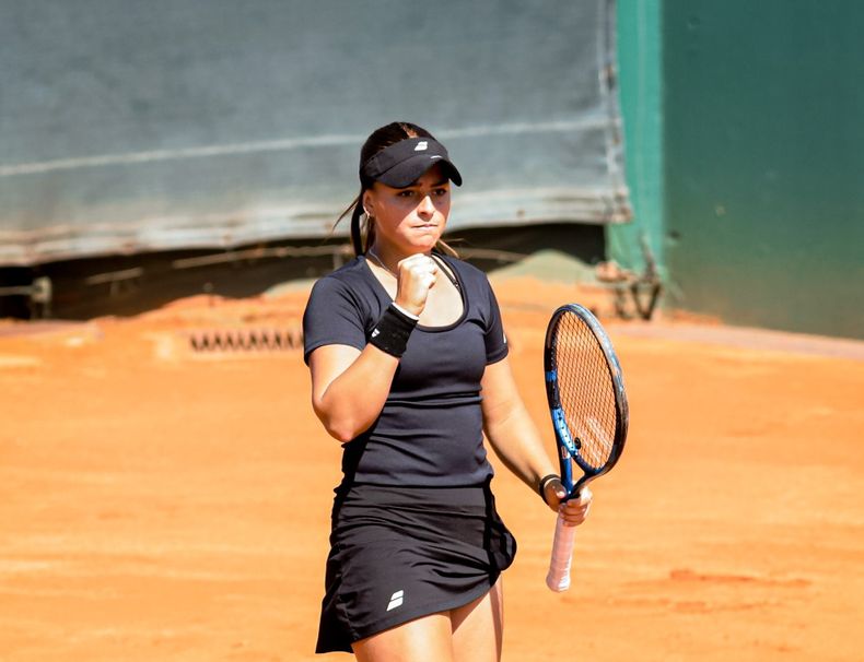 Luciana Moyano es una de las tenistas locales que avanzó a segunda ronda en el W50 de Pilar.