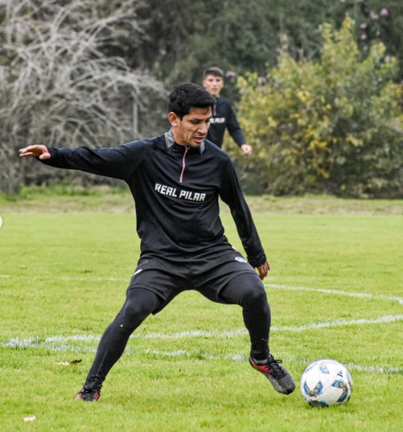POR UN LUGAR. Lucas Chambi espera ser titular ante Paraguayo.