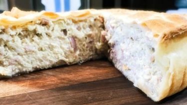 La receta de la semana: tarta de pollo, panceta y jamón. .