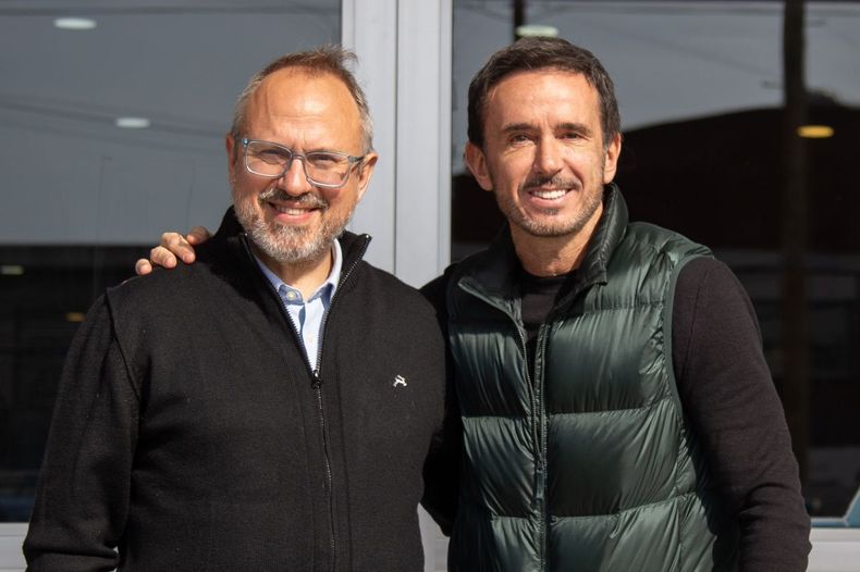CAMPAÑA. Sebastián Neuspiller con Diego Valenzuela, que busca su reelección en Tres de Febrero.