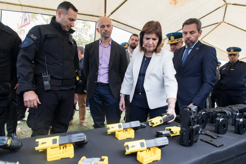 ARMADOS. Patricia Bullrich y Franco Mogetta durante la presentación de las Taser.