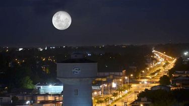 ANOCHE. La “Superluna”, sobre el tanque de agua. .
