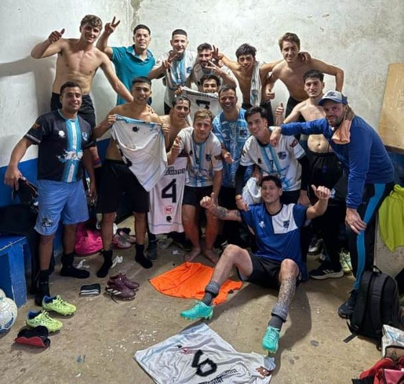 FELICIDAD. Los jugadores de Matheu festejan en el vestuario su tercer triunfo en el torneo.