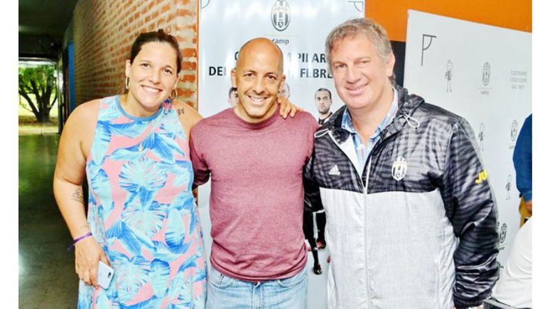 VISITA. Donatti y Ducoté, junto a Daniel Juejati, director de las academias..
