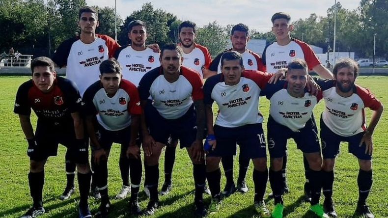 EQUIPO. Con mayoría de juveniles, Villa Rosa afrontó el inicio del torneo..