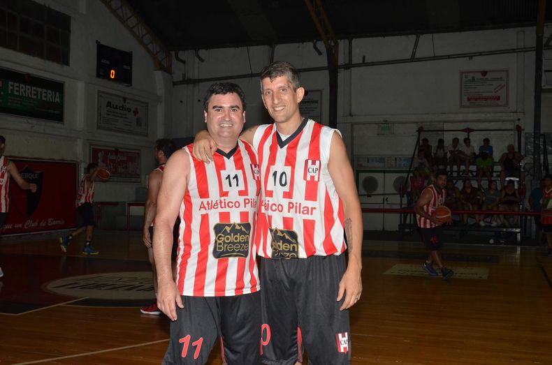 REGRESO. Treise (der.) y Pérez -presidente de Atlético-, en un partido benéfico en Derqui.