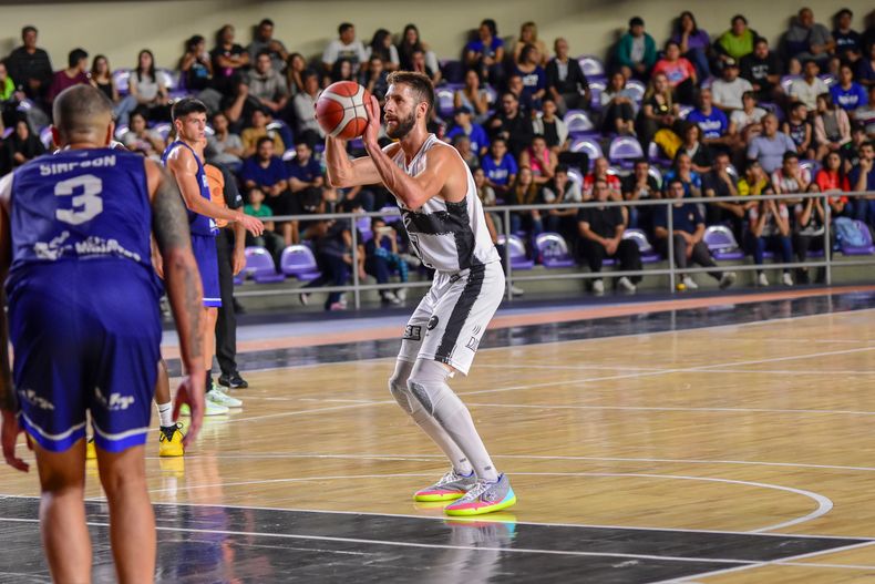 Patricio Tabarez aportó 11 puntos en la última función en el Negro.