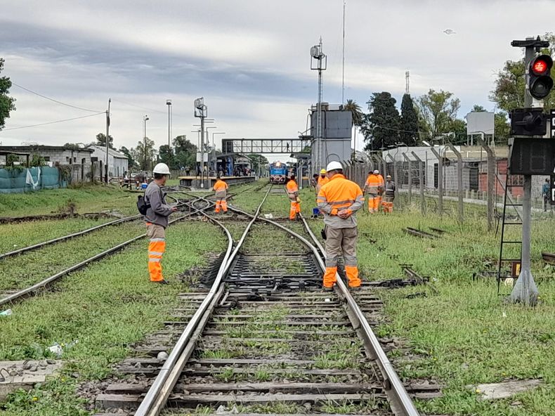 Una cuadrilla realiza tareas de mantenimiento en la estación Pilar. Las obras mayores tendrán que esperar.