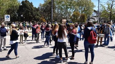 un nuevo pedido para que los egresados regresen a las escuelas