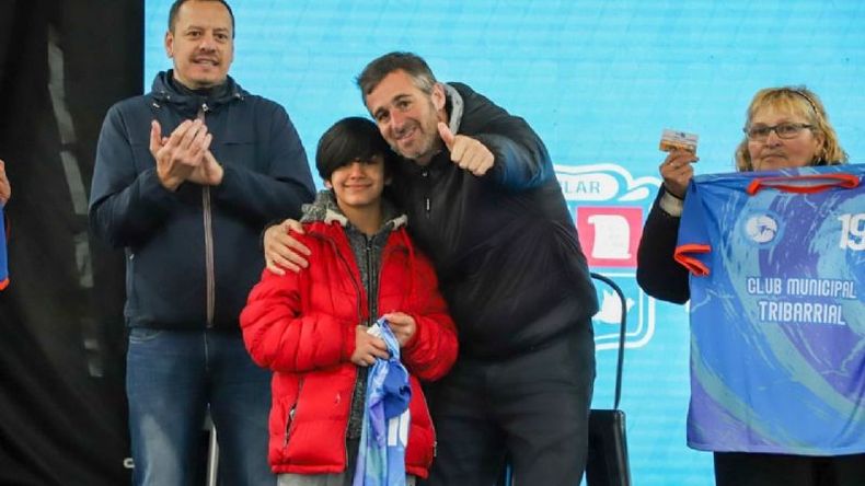 CAMISETA. Morales y Achával, durante el acto de apertura. .