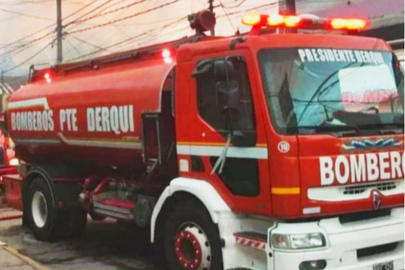 Los bomberos de Presidente Derqui pudieron evitar que el incendio se propagara a viviendas vecinas.&nbsp;