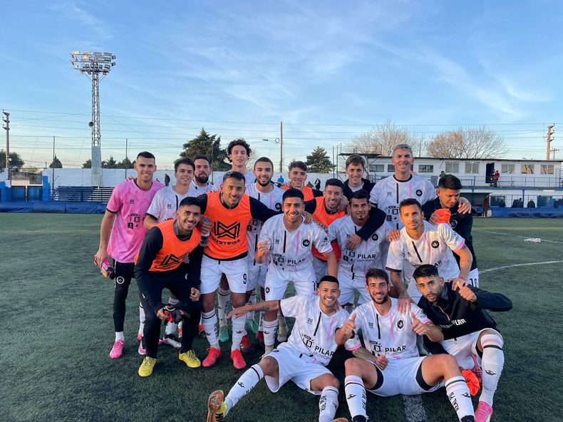 FESTEJO FINAL. Real Pilar le sacó rédito al césped sintético y construyó su máxima goleada de visitante.